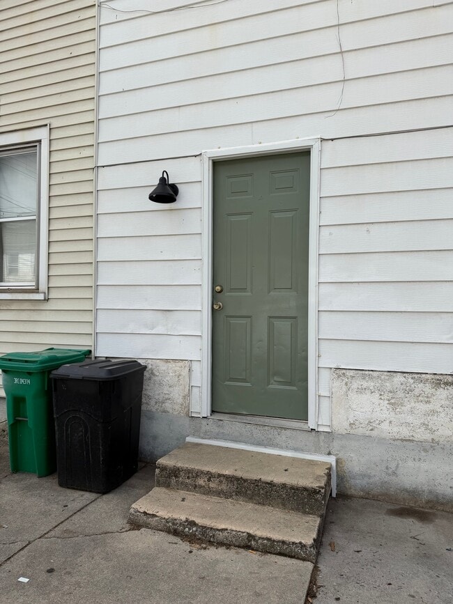 Building Photo - 173 E Penn St