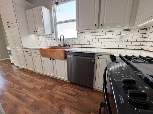 Building Photo - New to Elkhorn Rental Market!