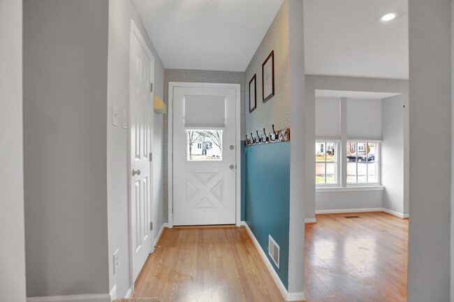 Building Photo - Charming End Of Group Townhome for Rent