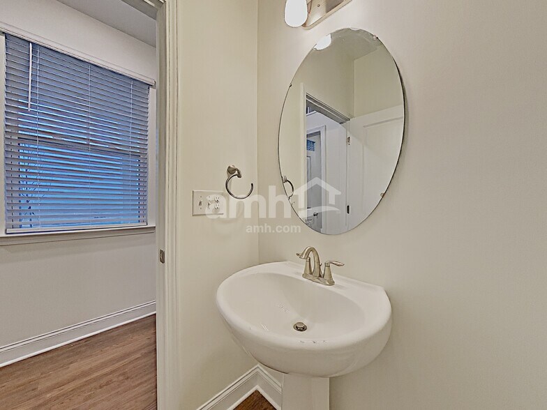 Building Photo - 119 Everett Park Dr