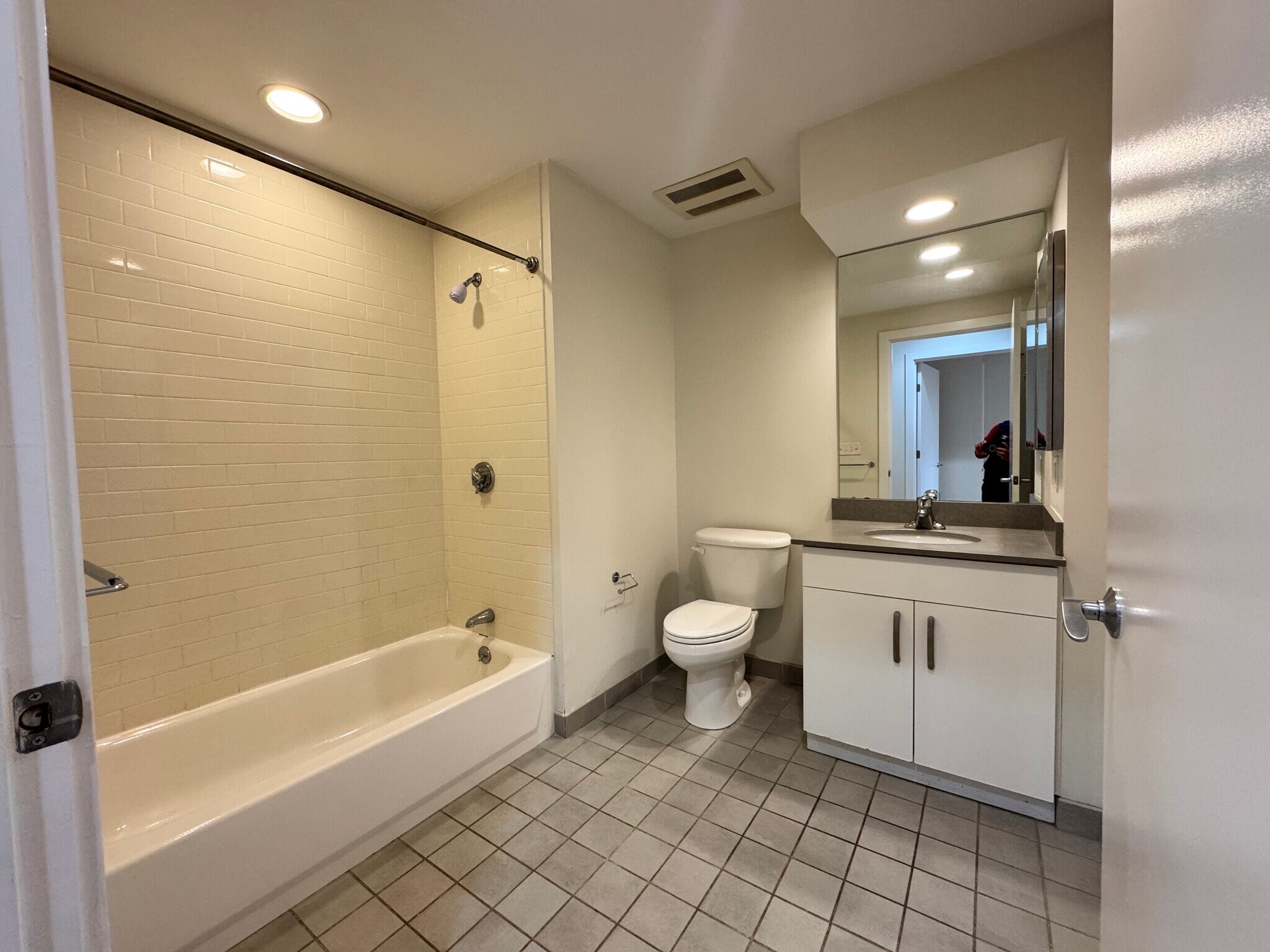 Building Photo - 595 Albany St