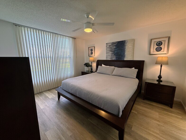 Primary Bedroom King Bed - 4530 Pinebrook Cir