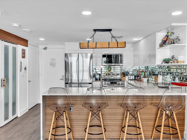 Building Photo - 665 NE 25th St