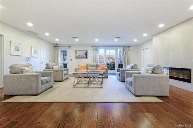 Building Photo - 10 Byron Pl