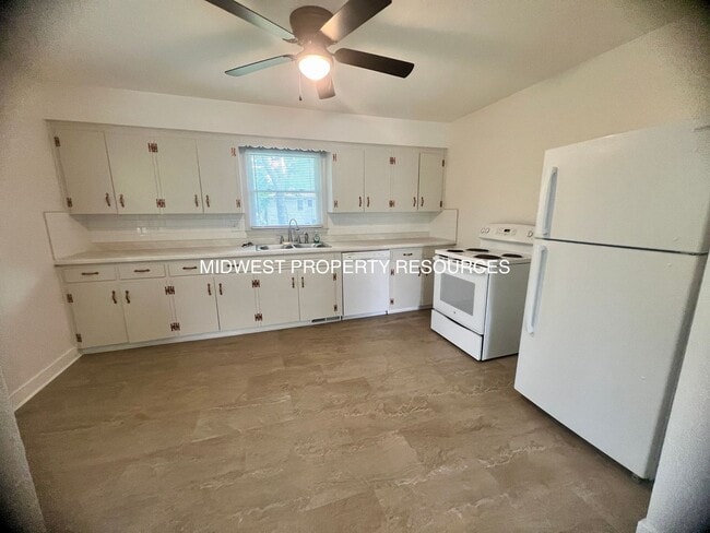 Building Photo - Freshly Updated 2 Bedroom Duplex