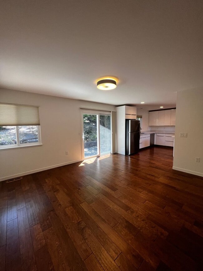 Building Photo - Updated 3 bedroom 2 bathroom Single Family...