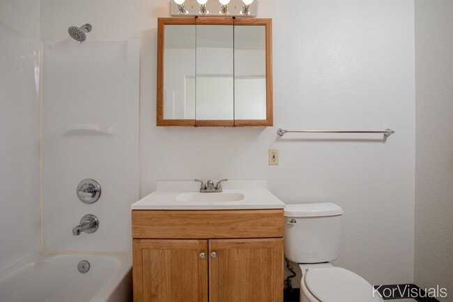 Building Photo - 1 BD, 1 BA Apartment Nestled Back on a Cul-de-Sac