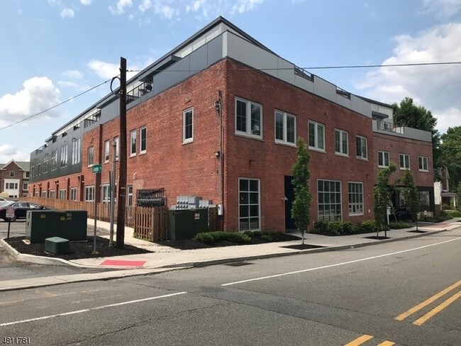 Primary Photo - 10 Ford Ave