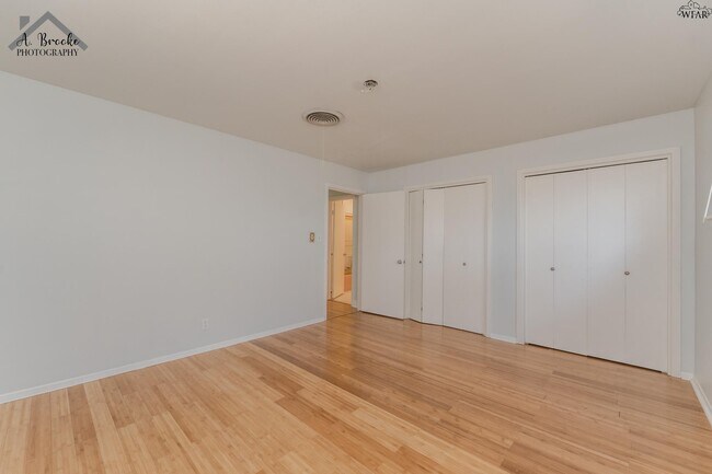 Building Photo - 2725 Devon Rd