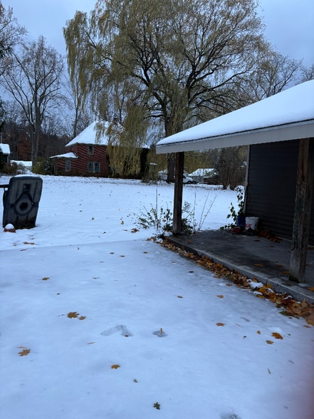 Building Photo - 2335 Maple Ave