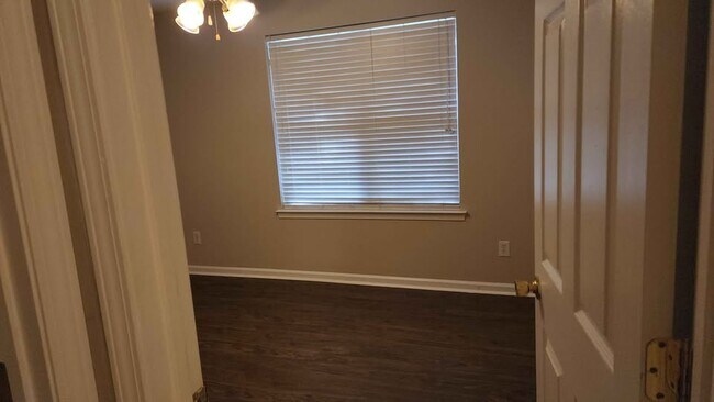 Building Photo - 2222 Valley Haven Dr