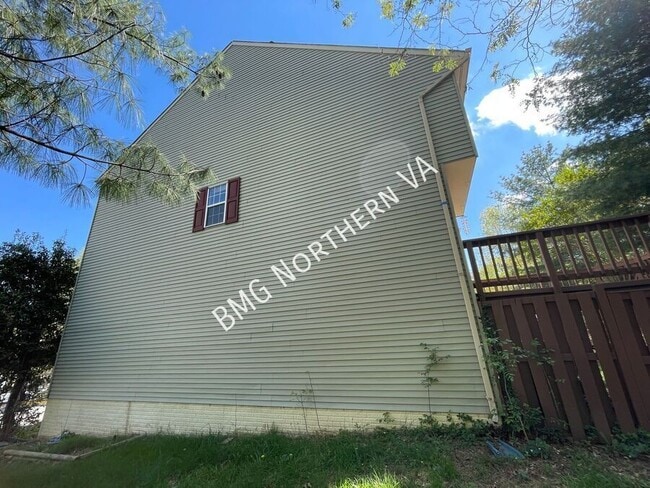 Building Photo - 865 Tall Oaks Square