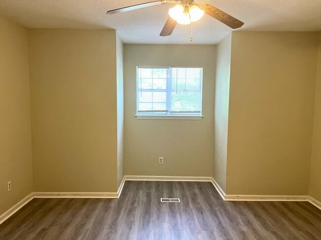 Building Photo - Prime Location , Pool and Grass cutting included!!!