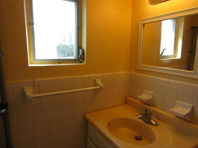 Building Photo - 2202 Perrin Dr