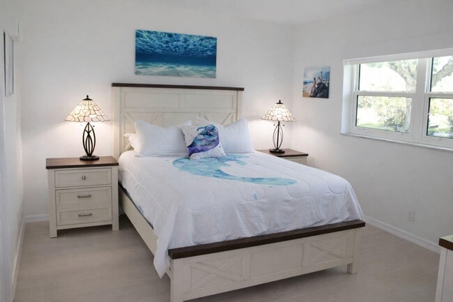 Building Photo - 2066 5th Ct SE