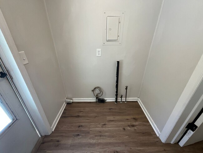 Building Photo - Charming 3 bedroom/1.5 bathroom REMODELED home close to High Point University