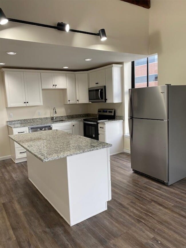 Building Photo - 1181 Elm St