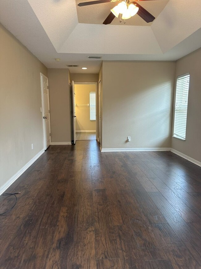 Building Photo - Palm Harbor Pool Home!