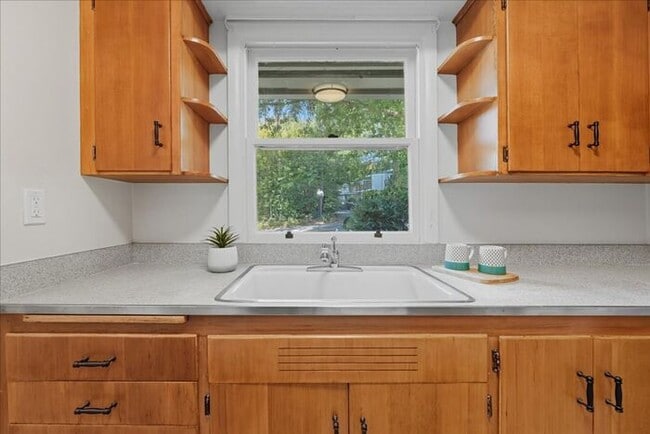 Building Photo - West Slope Charmer With Hardwood Floor - W...