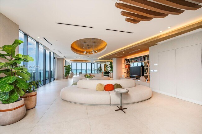 Building Photo - 700 NE 24th St