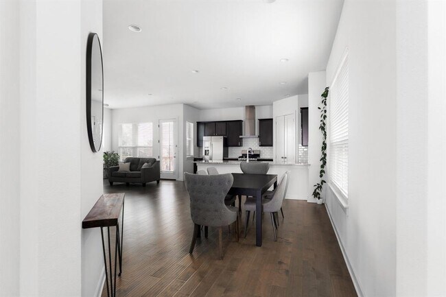 Building Photo - 1531 N Red Bud Ln