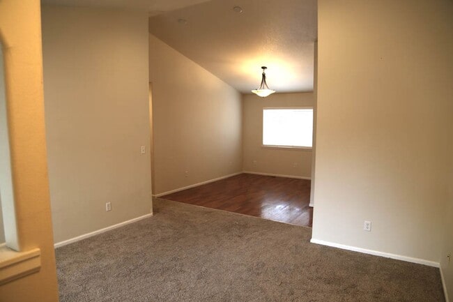 Building Photo - Single Level 4 bed 2 bath home