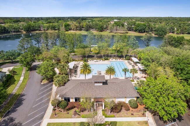 Building Photo - 2 BEDROOM VICTORIA PARK TOWNHOUSE AVAILABL...