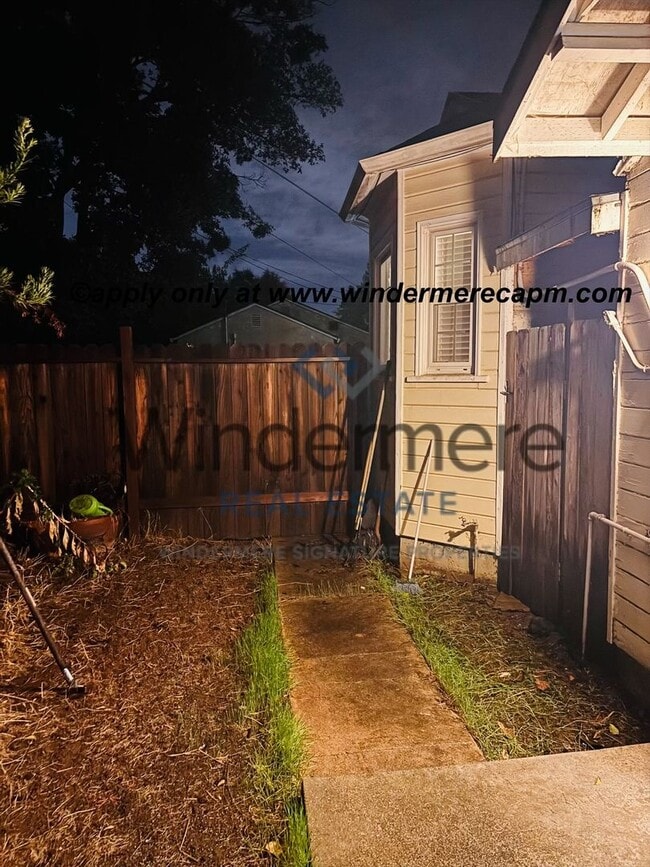 Building Photo - Charming studio home in North Oak Park