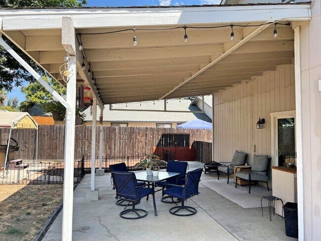Building Photo - BEAUTIFULLY REMODELED 2 STORY VACAVILLE *S...