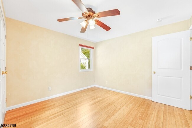 Building Photo - 425 Brook Ct