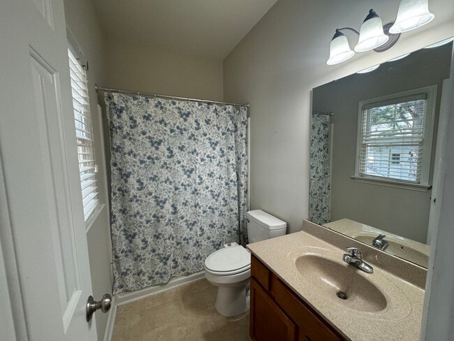 Building Photo - 2 Bedroom, 2 1/2 Bath Townhouse in Raleigh...