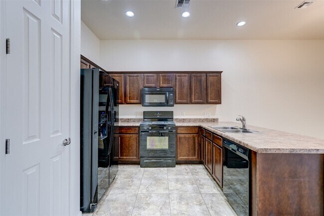 Building Photo - 3 bedroom, 2 bathroom Townhome in Granville