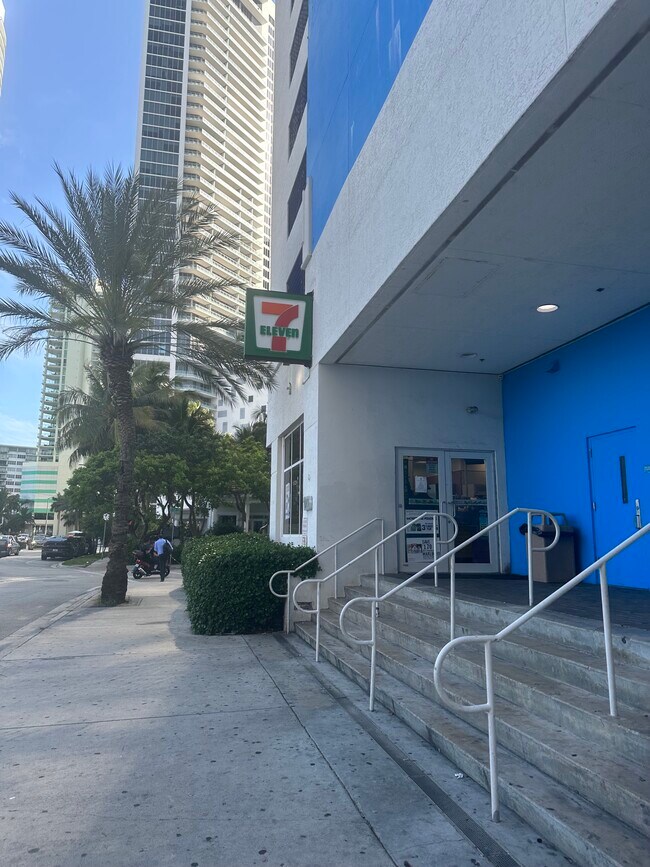 Walk to 7 Eleven - 1200 Brickell Bay Dr