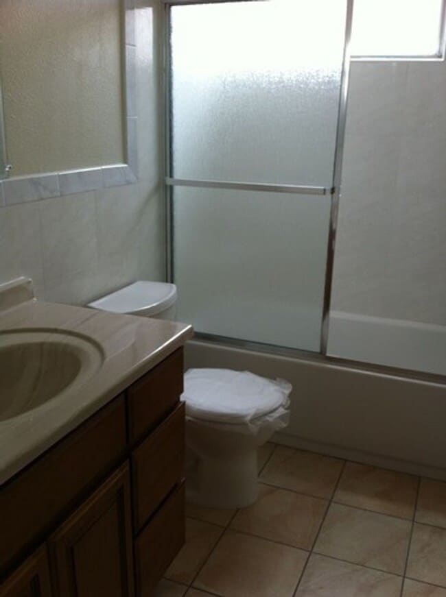 Building Photo - Spacious 3BR/2BA Home in South Sacramento