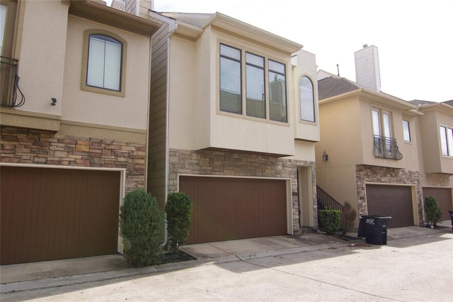 Primary Photo - 6353 Richmond Ave