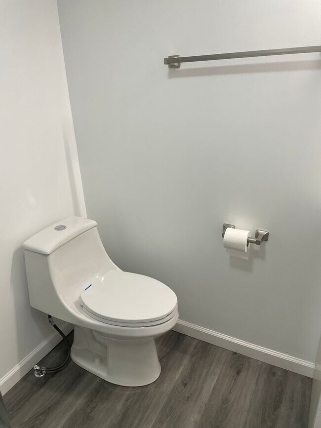 Building Photo - Must See!!! 1 bedroom 1 bath duplex