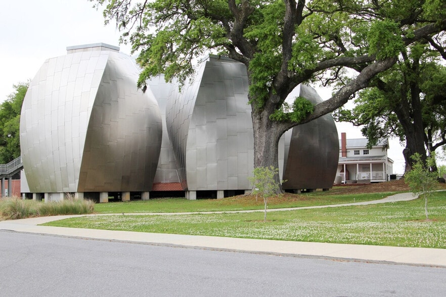 Building Photo - 2046 Beach Blvd