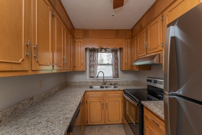 Building Photo - 2 bed/1 bath apartment for rent in Summerville, in-unit washer & dryer!