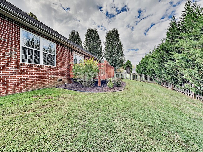Building Photo - 1423 Newbury Ln
