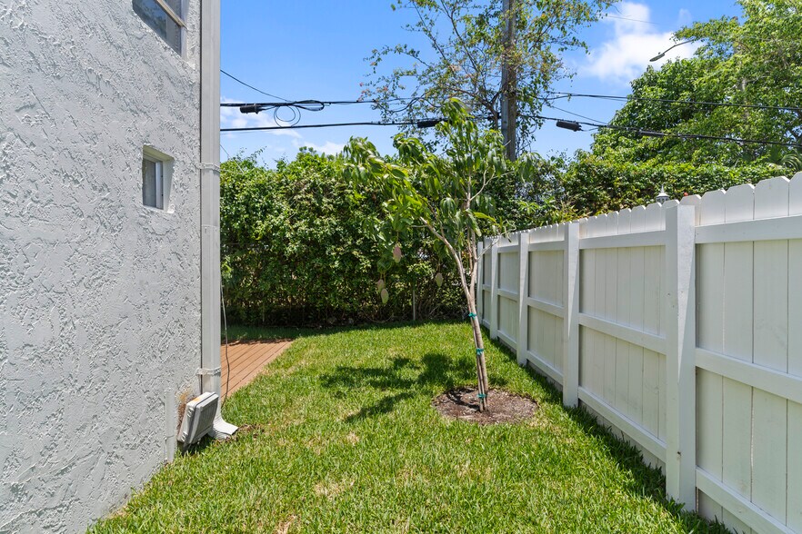 Building Photo - 3597 SW 17th St