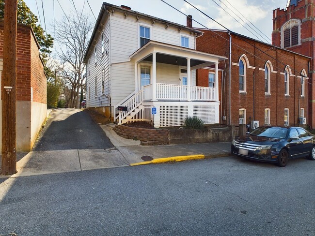 Building Photo - 4 Bedroom house in Downtown Staunton!!!