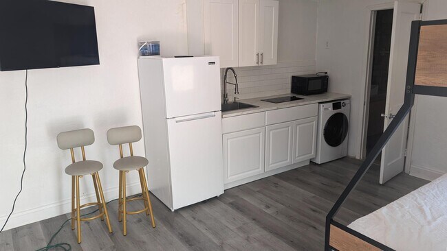 Building Photo - 2822 Pine Tree Dr