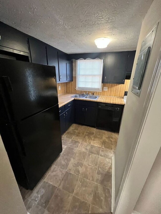 Building Photo - Ready to view now finally a 2 bedroom 1.5 ...