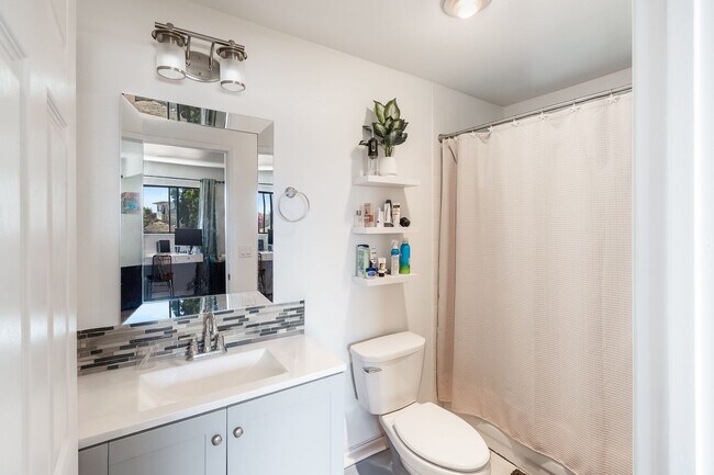 Building Photo - Large Island Getaway in Sunny Kapolei