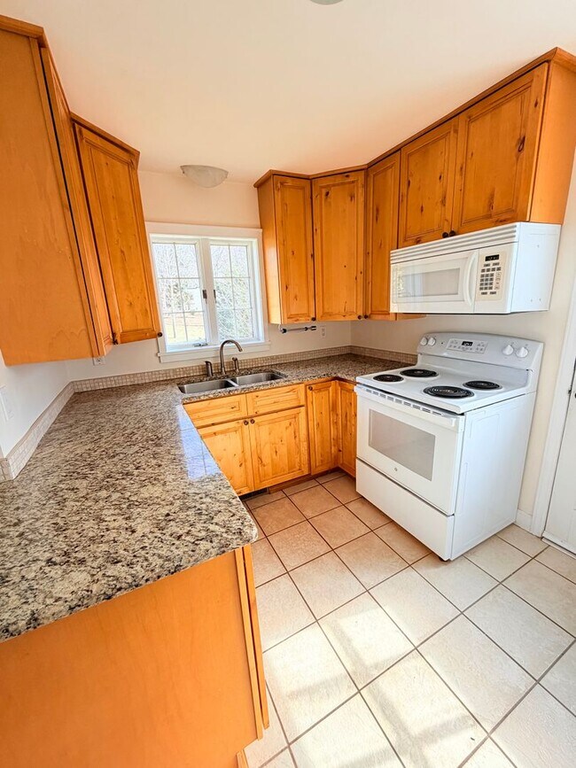 Building Photo - 3 Bed, 2 Bath Pet Friendly Downtown Asheville Location, Available Now - Lawn Care Included!