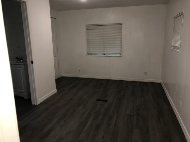 Building Photo - 1153 S Christiana Ave