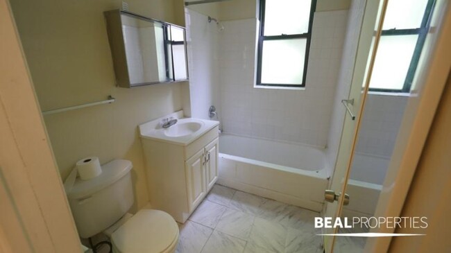 Building Photo - 0 bedroom in CHICAGO IL 60657
