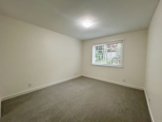 Building Photo - Bellevue Condo