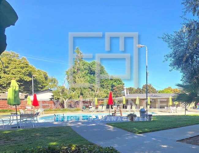 Building Photo - 3087SF 2 Story 5/2.5 House - Community Cabana, Pets Ok, 3 Fireplaces, Beautiful Updated Kitchen