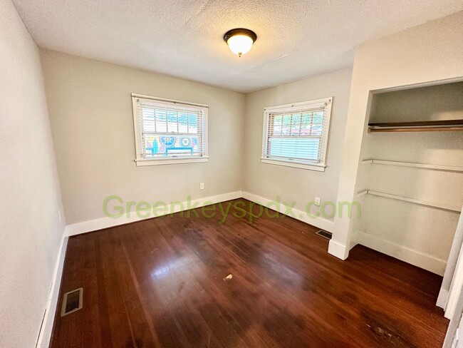 Building Photo - Huge 3 Bedroom 2 Bathroom House in Heart o...